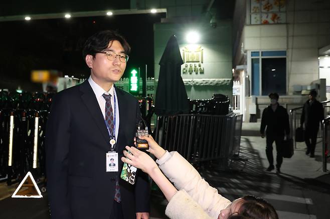 경찰이 용산 대통령실 압수수색을 시도한 4월 16일 경찰 중대범죄수사과장 박창환 총경이 서울 용산 대통령실 민원실 앞에서 압수수색 관련 브리핑을 하고 있다./연합뉴스