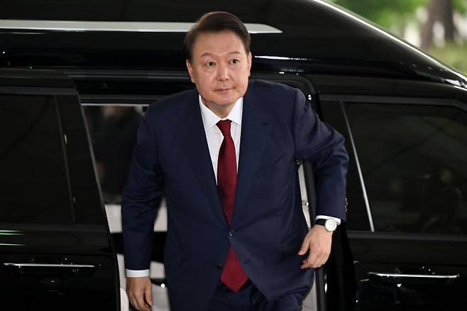 윤석열 전 대통령이 28일 피의자 신분으로 내란특검 조사를 받기 위해 서울 서초구 서울고검 청사로 출석하고 있다. ⓒ연합뉴스