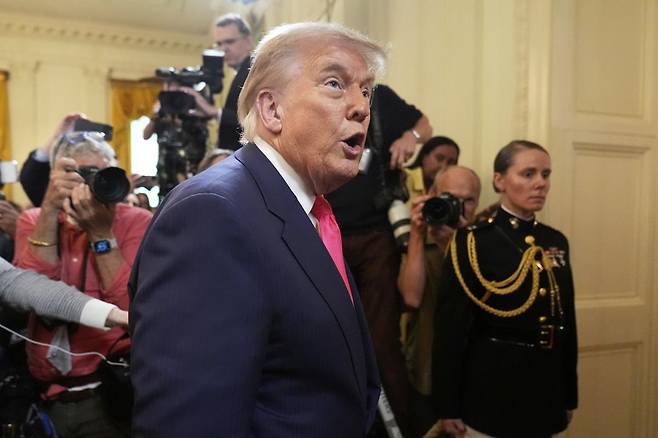 도널드 트럼프 미국 대통령이 26일(현지 시간) 워싱턴 백악관의 이스트룸에서 기자들의 질문에 답하고 있다. 트럼프 대통령은 중국과의 무역 합의에 전날 서명했다고 밝혔다. 그는 “우리는 일부 거대한 합의를 추진하고 있다”며 “아마 곧 인도 시장을 개방하는 매우 큰 합의를 인도와 하게 될 것”이라고 말했다. 워싱턴=AP 뉴시스