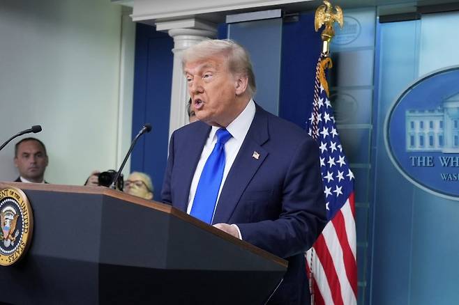 도널드 트럼프 미국 대통령이 27일(현지시간) 워싱턴 백악관에서 기자회견을 하고 있다. AP 뉴시스
