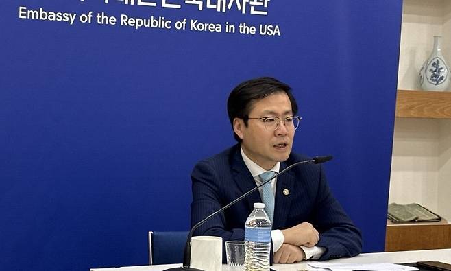 여한구 산업통상자원부 통상교섭본부장이 27일(현지시각) 미국 워싱턴 디시(D.C.) 주미대사관에서 특파원들과 만나 브리핑을 하고 있다.