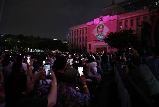 28일 서울광장에서 열린 \'\'오징어 게임 시즌3\'\' 팬 이벤트에서 서울도서관에 오징어게임 미디어파사드가 연출되고 있다. 연합뉴스