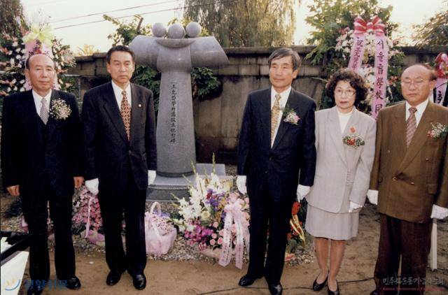 국립 서울맹학교 삼윤장학재단 기념비 제막식에서 기념 촬영한 모습. 김장현(왼쪽부터) 서울맹학교장, 김명섭 의원, 정광진 변호사 부부, 기념비를 제작한 백석 이근배 교수. 한국일보 자료사진