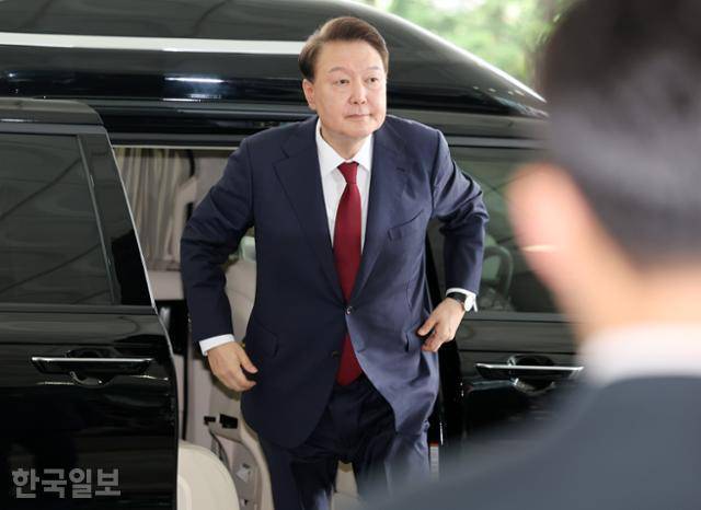 윤석열 전 대통령이 28일 피의자 신분으로 내란특검 조사를 받기 위해 서울 서초구 서울고검 청사로 출석하고 있다. 박시몬 기자
