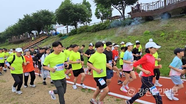 ▲ 제26회 홍천군민 달리기·걷기 대회가 28일 토리숲에서 열려 1000여명의 주민들이 철도 유치와 지역 발전을 염원하며 힘찬 발걸음을 내딛고 있다. 유승현
