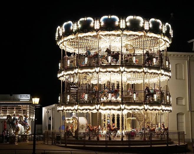 하우스텐보스 내 최고의 ‘포토존’으로 꼽히는 3층짜리 회전목마