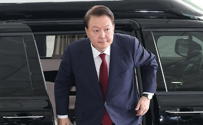 윤석열 전 대통령이 28일 피의자 신분으로 내란특검 조사를 받기 위해 서울 서초구 서울고검 청사로 출석하고 있다. 연합뉴스