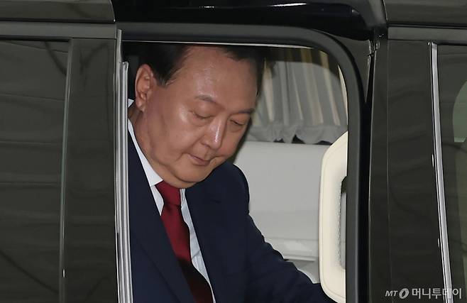 (서울=뉴스1) 김성진 기자 = 윤석열 전 대통령이 28일 오전 대면 조사를 받기 위해 서울 서초구 서울고검에 마련된 내란특검 사무실로 출석하고 있다. (공동취재) 2025.6.28/뉴스1 Copyright (C) 뉴스1. All rights reserved. 무단 전재 및 재배포, AI학습 이용 금지. /사진=(서울=뉴스1) 김성진 기자