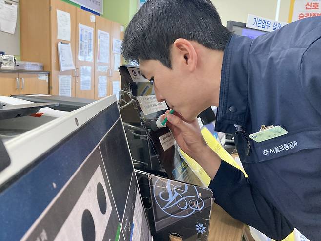 이수현 기관사가 영등포승무사업소에 출근해 음주 측정을 하고 있다. 이는 모든 기관사가 출근해 반드시 거쳐야 하는 필수 코스다. 손인규 기자