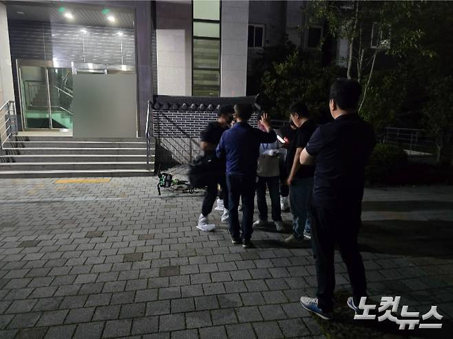 경찰 형사팀과 감식반이 28일 새벽 1시쯤 현장에 모여 있다. 고영호 기자
