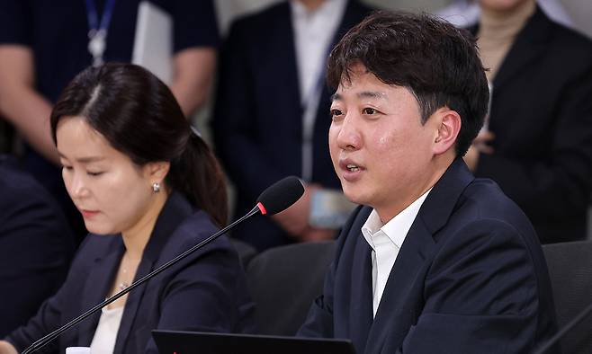 이준석 개혁신당 의원이 지난 23일 서울 여의도 국회 의원회관에서 열린 대선 평가 세미나에서 기념사를 하고 있다. 뉴시스