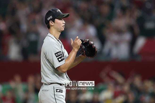 ▲ 27일 인천 SSG전에서 넉넉한 득점 지원에도 불구하고 5이닝 4실점을 기록하며 추격 흐름을 내준 엄상백 ⓒ곽혜미 기자