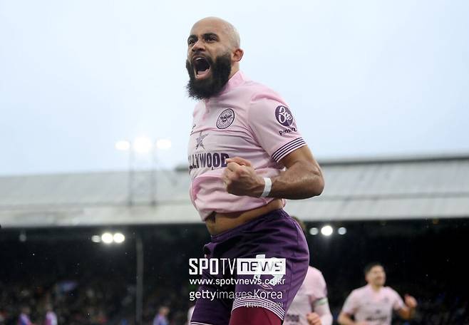 ▲ 음뵈모는 카메룬과 프랑스 이중 국적을 지닌 윙어로, 브렌트포드의 핵심 선수다. 1999년생인 그는 프랑스 트루아 유소년 아카데미 출신으로, 2016년 프로 데뷔 후 빠른 발과 드리블 능력, 그리고 측면에서의 날카로운 컷인 플레이로 두각을 나타냈다.