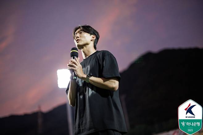 경남FC 서포터 앞에서 마이크를 잡고 발언하는 이강희. /사진=한국프로축구연맹 제공