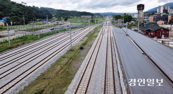 연천역에서 바라본 백마고지역 방면 경원선 국철 노선. /경인일보DB