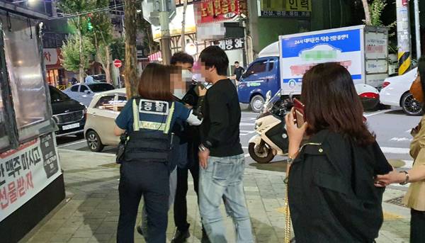 최근 인천 연수구 연수동의 한 노상에서 내외국인들이 말싸움을 벌이고 있다.