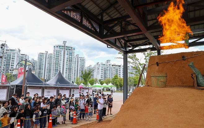제21회 울산쇠부리축제 기간 열린 달천철장 제철실험.울산매일 포토뱅크