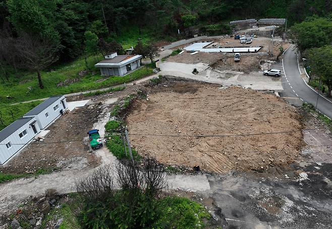 29일 오후 청송군 청송읍 달기약수탕 식당가의 모습. 불에 탄 나무 너머로 식당 여러 곳이 철거된 공터만 남아 있다.