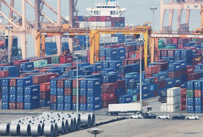 지난 4월 2일 경기도 평택항에 컨테이너가 쌓여 있는 모습.(사진=연합뉴스.)