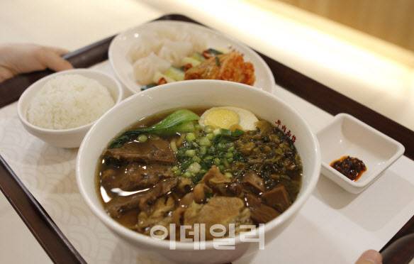 진중 우육면관 대표 메뉴인 ‘우육탕면’ (사진=CJ프레시웨이)