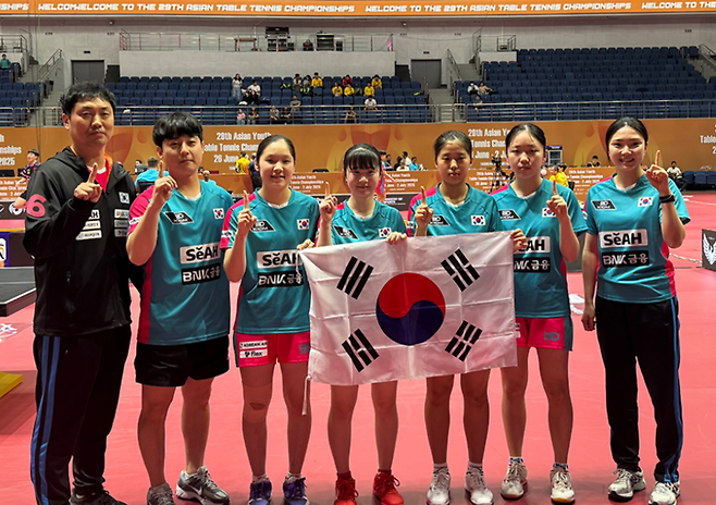 여자카데트 대표팀. 왼쪽부터 김원근 감독, 백정흠 코치, 이혜린, 허예림, 김민서, 서아영. 이수빈 코치. 사진제공_대한탁구협회.