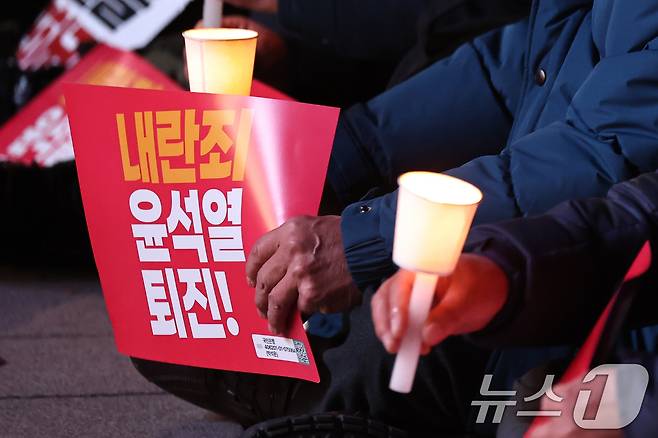 시민사회단체 관계자들이 4일 오후 서울 종로구 동화면세점 앞에서 윤석열 대통령의 퇴진을 촉구하는 촛불집회를 하고 있다. 2024.12.4/뉴스1 ⓒ News1 민경석 기자