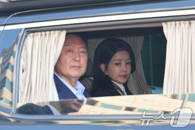 윤석열 전 대통령과 김건희 전 여사가 11일 오후 서울 용산구 대통령 관저에서 나와 지지자들에게 인사하고 있다. (공동취재) 2025.4.11/뉴스1 ⓒ News1 신웅수 기자