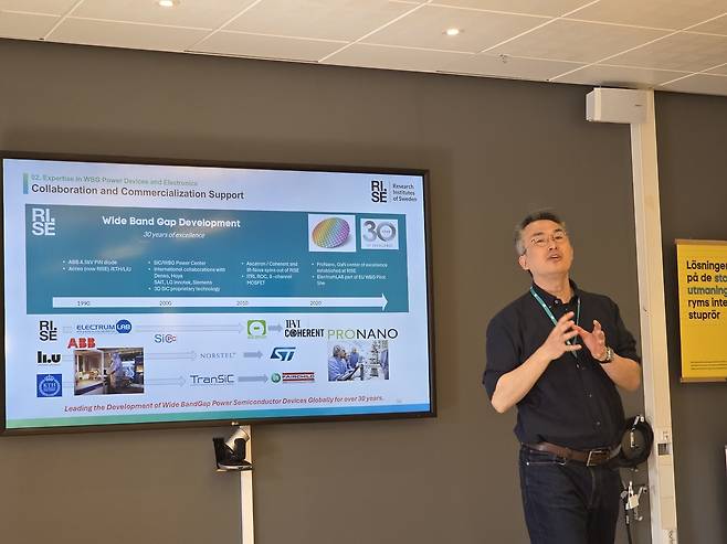 임장권 RISE WBG 전략 기술 연구 책임자·수석 연구원이 지난 12일 한국언론진흥재단 디플로마 '기후 테크' 일정으로 RISE를 방문한 한국 취재진에게 RISE 관련 내용을 발표하고 있다. ⓒ News1 이형진 기자