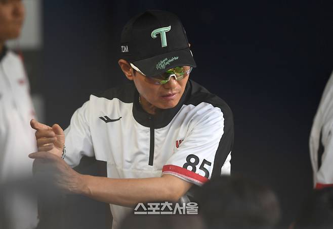 LG 염경엽 감독이 17일 서울 잠실구장에서 열린 2025 KBO리그 NC와 경기 도중 타격지도를 하고 있다. 잠실 | 최승섭기자 thunder@sportsseoul.com