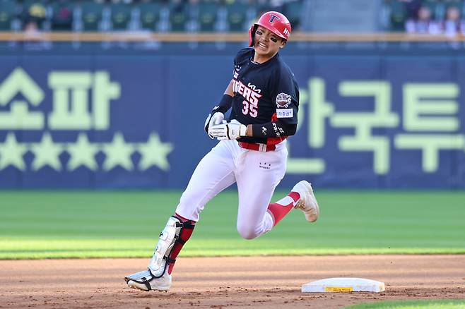 KIA 김석환이 29일 서울 잠실구장에서 열린 2025 KBO리그 정규시즌 LG전에서 3루타를 치고 베이스를 돌고 있다. 사진 | KIA 타이거즈