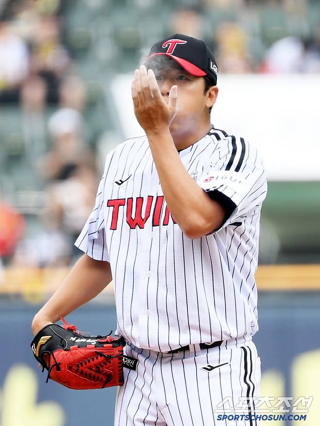 28일 잠실구장에서 열린 LG 트윈스와 KIA 타이거즈의 경기. LG 송승기가 숨을 고르고 있다. 잠실=박재만 기자 pjm@sportschosun.com/2025.06.28/