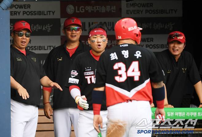 4번 타자 최형우가 두 경기 연속 멀티히트 후 연이어 득점을 올리자 이범호 감독도 감탄했다. 잠실=박재만 기자 pjm@sportschosun.com