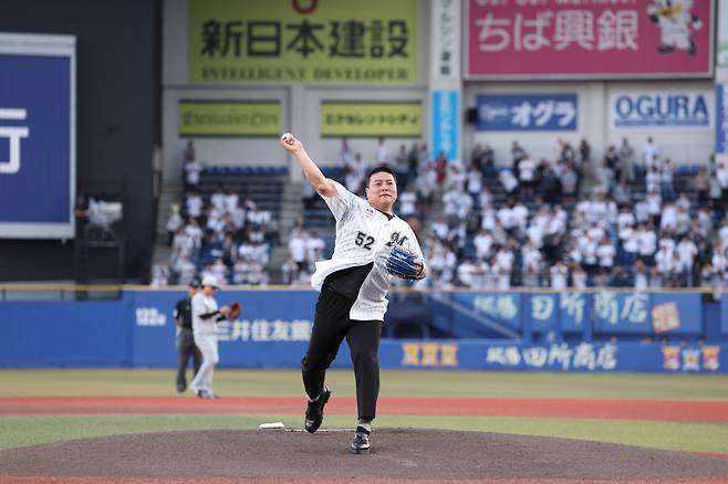 시구하는 김태균. 사진제공=지바롯데 마린스