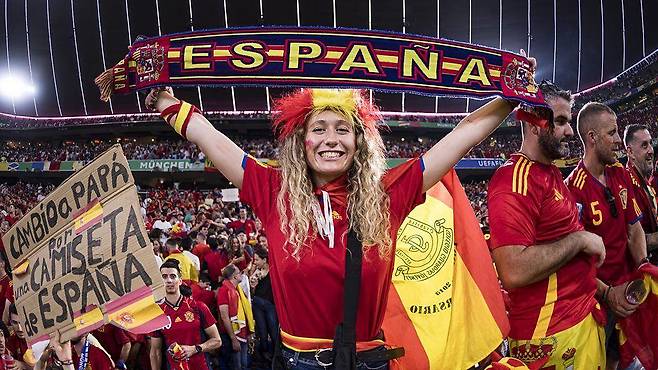 바르셀로나에서 마드리드까지, 축구 팬덤은 스페인 사회에 깊이 뿌리내리고 있다.