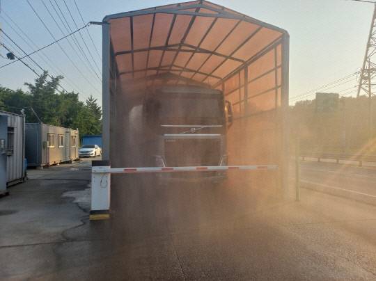가축질병 방역 초소가 운영되고 있는 모습.