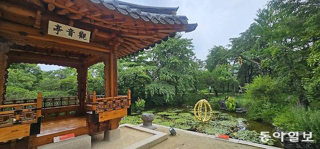 장 미셸 오토니엘의 작품 ‘황금 장미’와 ‘황금 목걸이’가 설치돼 있는 관음정 앞 연못에 노랑어리연꽃이 가득 피었다. 용인=김선미 기자 kimsunmi@donga.com