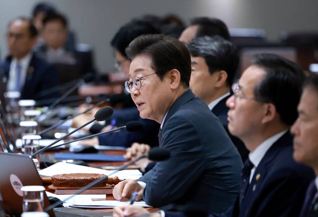 이재명 대통령이 24일 서울 용산 대통령실 청사에서 열린 국무회의를 주재하며 발언하고 있다.