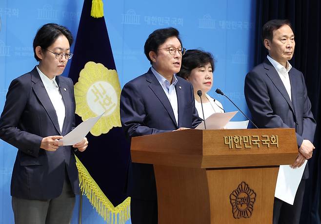 국민의힘 국회 예산결산특별위원회 소속 조지연(왼쪽부터), 박형수, 조배숙, 김기웅 의원이 29일 서울 여의도 국회 소통관에서 “민주당의 독단적 예결위 운영 규탄” 기자회견을 하고 있다.(사진=연합뉴스)