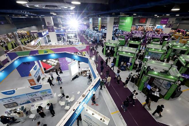 지난 26일 서울 강남구 코엑스에서 열린 '넥스트라이즈 2025'에서 관람객들이 전시를 관람하고 있다. 사진=뉴시스화상