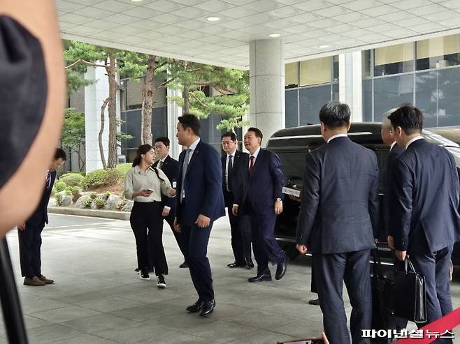 지난 28일 오전 9시 55분께 윤석열 전 대통령이 '내란 특검팀'이 입주한 서울고검에 출석하고 있다. 사진=김동규 기자