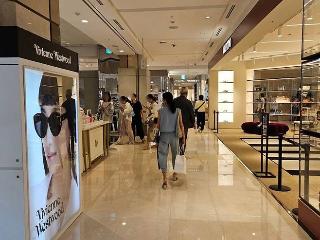 지난 27일 서울 중구 롯데백화점 본점 1층이 쇼핑하는 사람들로 붐비고 있다. 사진=이정화 기자