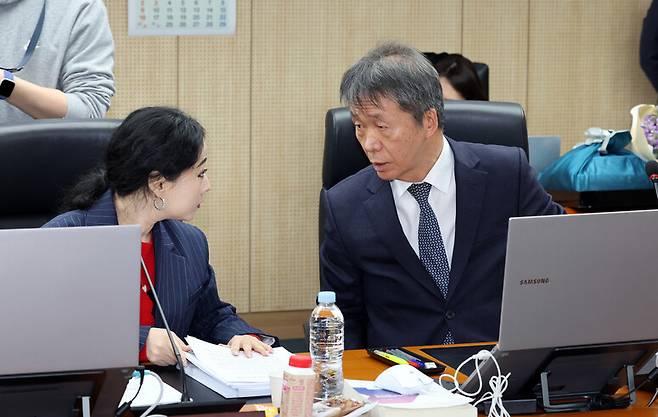 이한별 위원(왼쪽)과 김용원 위원이 지난 2월24일 오후 서울 중구 국가인권위원회에서 열린 이충상 상임위원 이임식 시작 전 이야기하고 있다. 김태형 기자 xogud555@hani.co.kr