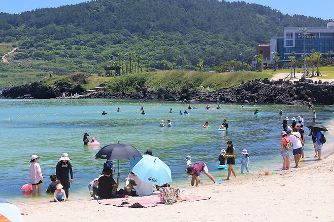 제주도 동부에 폭염경보, 북부와 중산간에 폭염주의보가 내려진 29일 제주시 조천읍 함덕해수욕장에서 피서객들이 물놀이하거나 바닷바람을 쐬며 여름 정취를 즐기고 있다. 연합뉴스