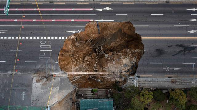 지난 3월24일 서울 강동구 명일동의 한 도로에서 발생한 지름 20m, 깊이 18m가량의 대형 싱크홀. 하상윤 기자