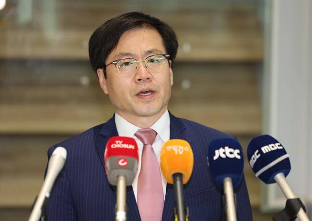 한미 고위급 관세 협상을 위해 미국 워싱턴 DC를 방문한 여한구 산업통상자원부 통상교섭본부장이 29일 인천공항 제2터미널을 통해 귀국하며 취재진 질문에 답하고 있다. 영종도=연합뉴스