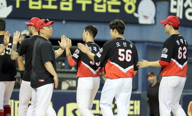 29일 오후 잠실야구장에서 열린 2025 프로야구 KIA와 LG 경기. KIA가 12-2 승리했다. 경기 종료 후 이범호 감독이 선수들과 하이파이브를 하고 있다. 잠실=정시종 기자 capa@edaily.co.kr /2025.06.29.