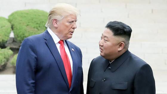 2019년 6월 30일 판문점 군사분계선 북측 지역에서 만나 인사한 뒤 남측 지역으로 이동하는 트럼프 대통령과 김정은 위원장. 연합뉴스