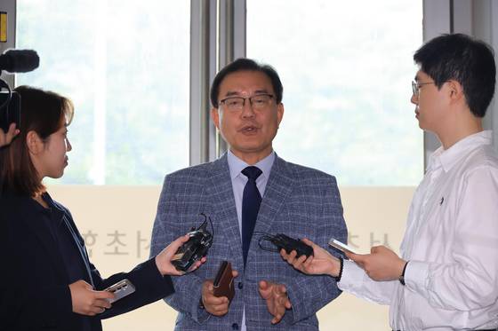 순직 해병 수사 방해 의혹 사건을 수사하는 이명현 특별검사가 지난 26일 서울 서초구 사무실 로비에서 기자의 질문에 답하고 있다. 연합뉴스