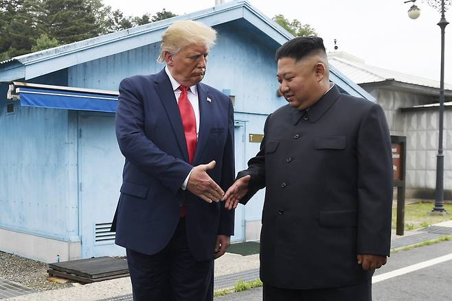 지난 2019년 6월 30일 판문점에서 도널드 트럼프 대통령(왼쪽)이 김정은 북한 국무위원장을 만나고 있다. AP연합뉴스