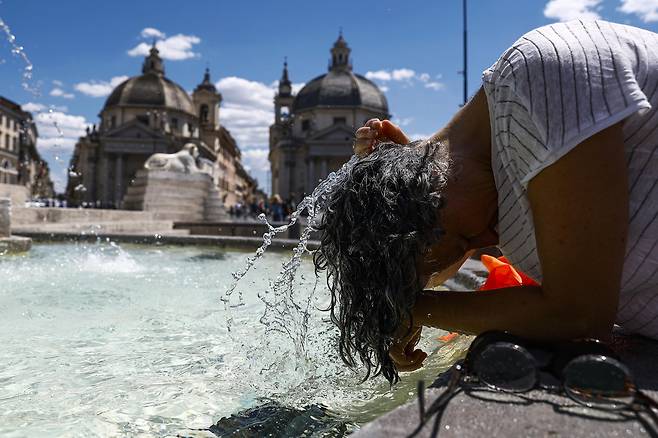 29일(현지시간) 최고 수준의 폭염 특보가 내려진 이탈리아 로마에서 한 시민이 분수에 더위를 식히고 있다. EPA연합뉴스